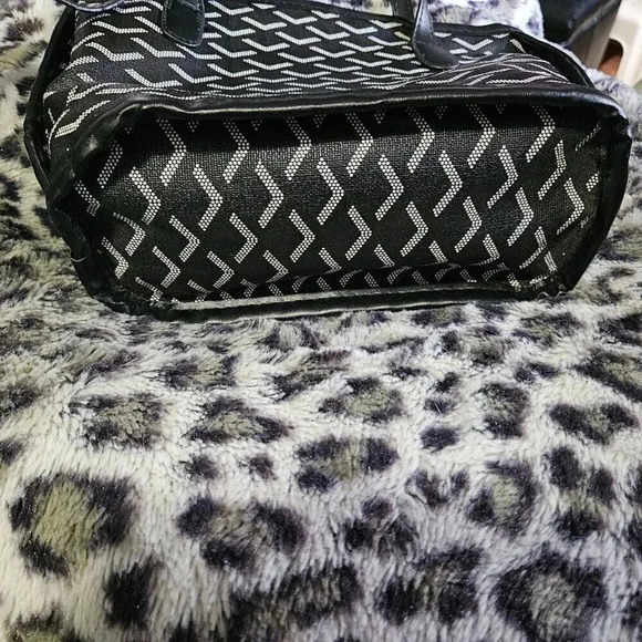 Fashion Black and  Whit Mini Tote Bag with Removable Pouch - Super Cute! - Picture 11 of 12